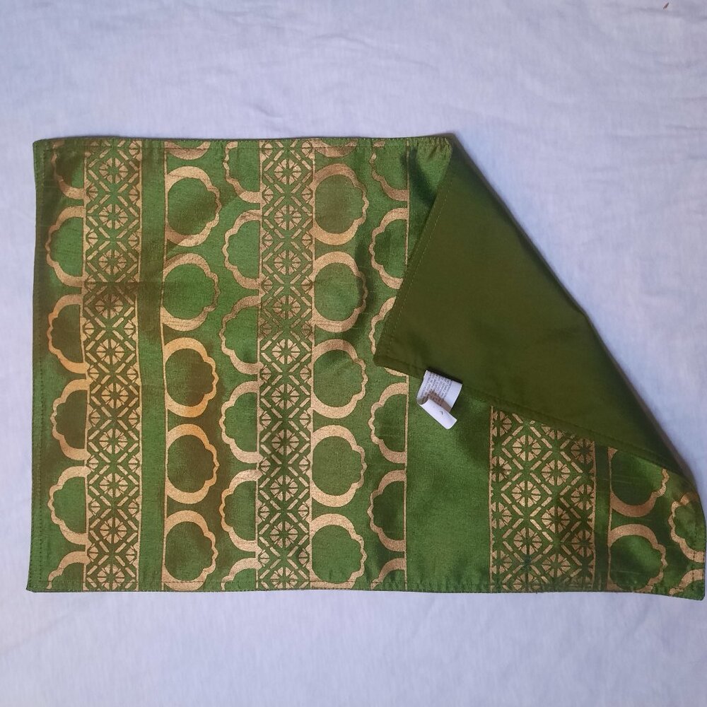 SET OF 4 Pier 1 Placemats Green Gold Patterned Shimmery Metallic NWOT STUNNIN